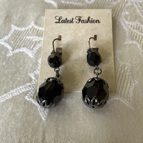 Pair of New On Cards Dangle Earrings Jules Red Sparkly & Latest Fashion Black - Picture 2 of 5